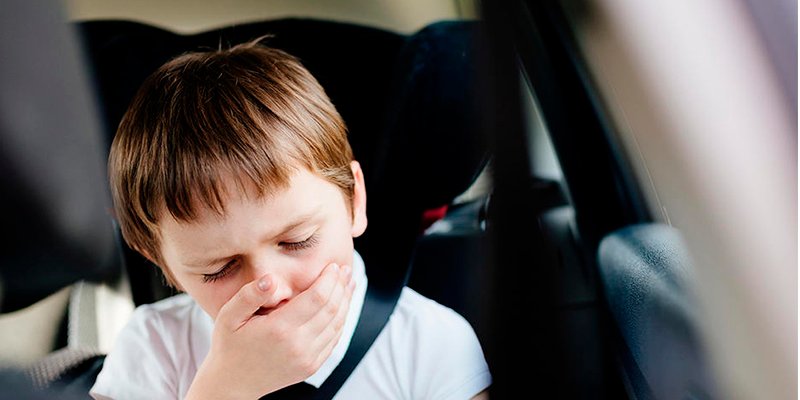 Esto es lo que tienes que hacer si un ni&ntilde;o se marea en el coche