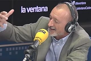 P&eacute;rez-Reverte vuelve a hablar de pol&iacute;tica en su Twitter para descojonarse otra vez de Podemos