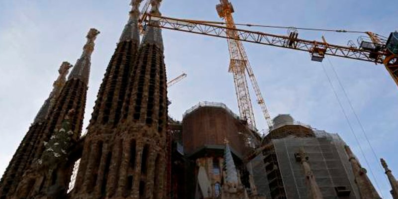 Estos youtubers burlan la seguridad de la Sagrada Familia para escalar el templo