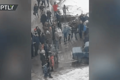 Decenas de ni&ntilde;os envenenados por el gas de un vertedero