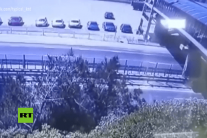 Cae desde un puente e impacta sobre el cap&oacute; de un coche que circulaba a toda velocidad