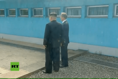 Momento curioso: Kim coge de la mano al l&iacute;der surcoreano y lo invita a pisar Corea del Norte