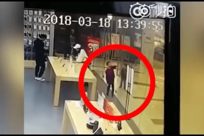 La puerta de cristal de una tienda Apple se hace a&ntilde;icos en la cara de un ni&ntilde;o