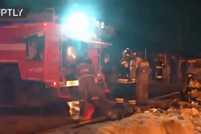 As&iacute; luchan los valiente bomberos contra este brutal incendio en una tienda de juguetes