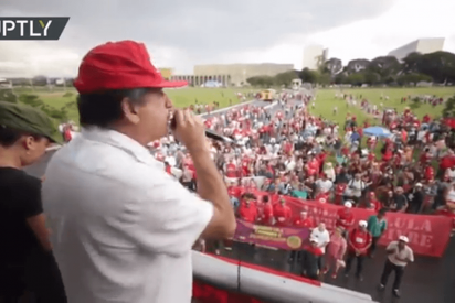 Los partidarios y opositores del ex presidente Lula la montan en las calles de la capital