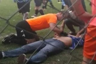 Este &aacute;rbitro le salva la vida a un entrenador que le protestaba todo el rato