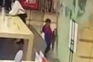 La puerta de cristal de una tienda Apple se hace a&ntilde;icos en la cara de un ni&ntilde;o
