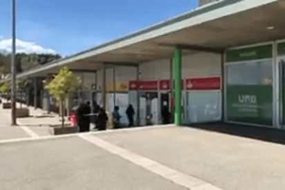 El brutal estacazo de la 'Carrer Borroka' a una sucursal del Santander en plena universidad