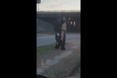 El mendigo que se pasa por la entrepierna a Donald Trump