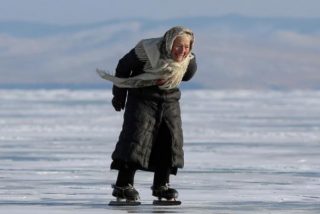 Esta abuela pasea a diario por el hielo del Baikal con sus patines caseros