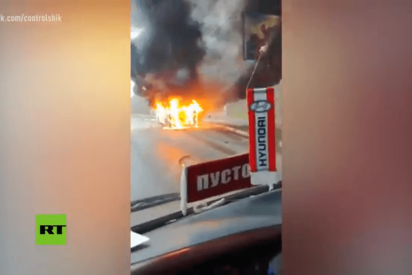 Terrible incendio de un autob&uacute;s en una autopista