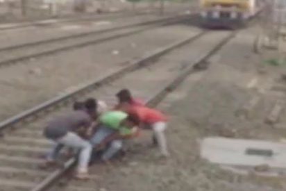 Se queda atrapado en las v&iacute;as justo antes de que pase el tren, &iquest;te lo crees?