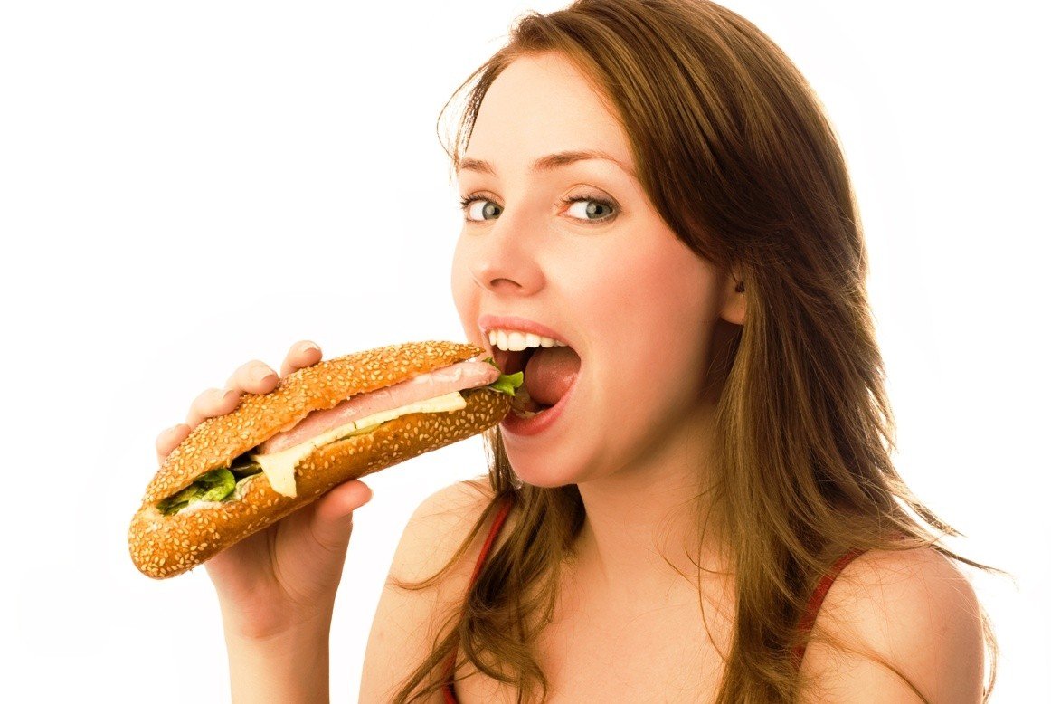 ¿Sabías que comer carne roja se relaciona con el cáncer de colon distal en mujeres?