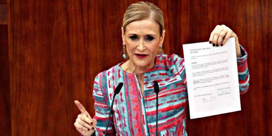 Cifuentes culpa al rector de la URJC de haberle enga&ntilde;ado y renuncia al m&aacute;ster (que no hizo)