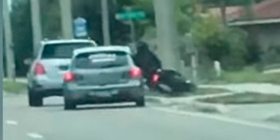 Este coche embiste con ira a un motociclista durante una discusi&oacute;n en plena marcha