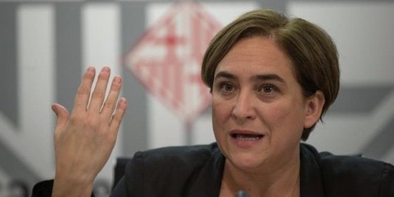 La zopenca Ada Colau se lleva un recital de hostias por toda la escuadra por 'catalanizar' a Iniesta