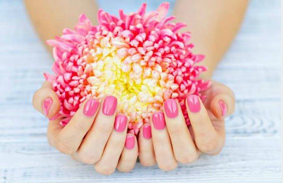 esmaltes de uñas tonos florales