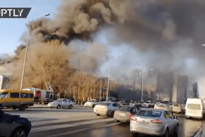 Otro gran incendio arrasa un edificio en Rusia; &iquest;Qu&eacute; est&aacute; pasando?