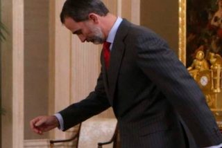 Felipe VI, para colmo, casi se cae de boca al tropezar en su semana m&aacute;s complicada