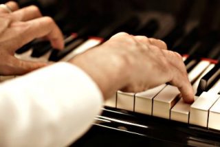 &iquest;Sab&iacute;as que la m&uacute;sica puede disminuir el dolor y la ansiedad en pacientes sometidos a cirug&iacute;a?