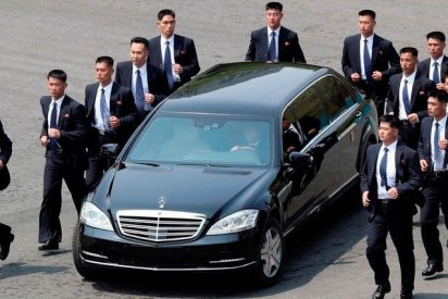 El dictador Kim Jong-Un tratando como perros a sus guardaespaldas