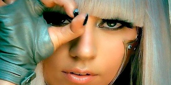 Lady Gaga posa con un mini sujetador de encaje negro