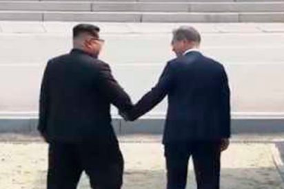 Momento curioso: Kim coge de la mano al l&iacute;der surcoreano y lo invita a pisar Corea del Norte