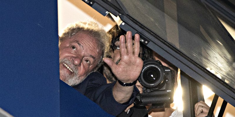 Lula se atrinchera en la sede del sindicato y no se entrega para ir a prisión