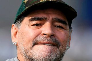 Maradona cumple el sue&ntilde;o de un ni&ntilde;o que naci&oacute; sin piernas jugando al f&uacute;tbol con &eacute;l