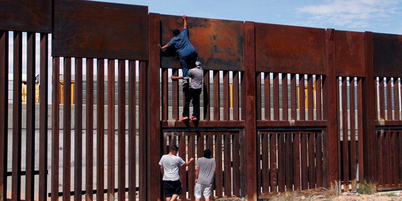 Este mexicano tarda 2 minutos en saltar el muro en la frontera de EE.UU. sin despeinarse