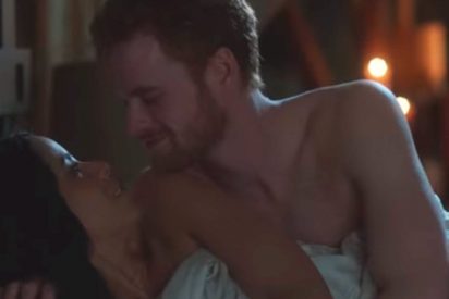 El pr&iacute;ncipe Harry y su prometida Meghan Markle, desnudos en la cama
