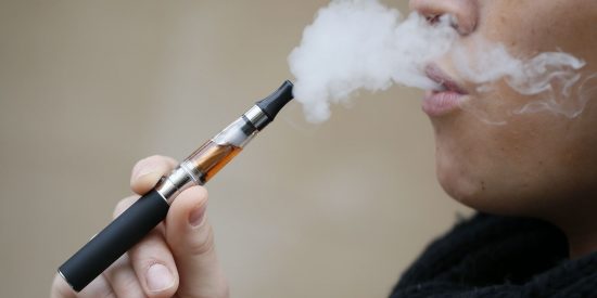 Cigarrillos electr&oacute;nicos: &iquest;Existe relaci&oacute;n entre vapear y exponerse&nbsp;al coronavirus?