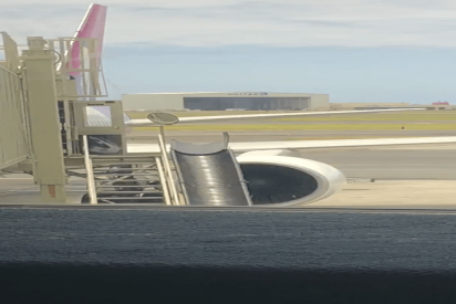 Mira c&oacute;mo trata el equipaje una empleada de este aeropuerto de EE.UU.