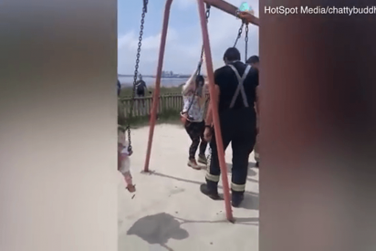 Esta joven madre es rescatada por bomberos tras quedar atrapada en un columpio