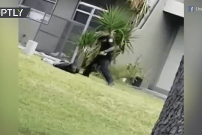 Este polic&iacute;a patea la cabeza de un detenido esposado en el suelo como si fuera un bal&oacute;n de f&uacute;tbol