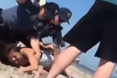 &iexcl;Terrible! As&iacute; golpea en la cabeza este agente de Polic&iacute;a a una joven durante un arresto en la playa