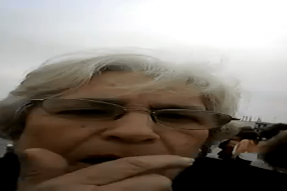 Estas se&ntilde;oras se l&iacute;an para sacar una foto y el v&iacute;deo que graban es &eacute;pico