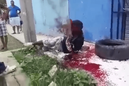 El bestial linchamiento del violador en serie 'Boca de perro' ante la policía