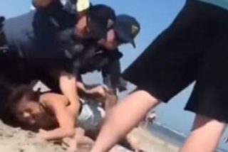 &iexcl;Terrible! As&iacute; golpea en la cabeza este agente de Polic&iacute;a a una joven durante un arresto en la playa