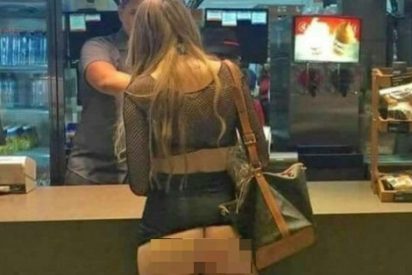As&iacute; piden una hamburguesa en Mallorca las bellas turistas: con la minifalda levantada y el culo al aire