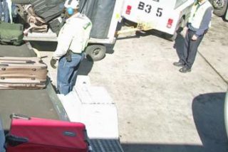 Mira c&oacute;mo trata el equipaje una empleada de este aeropuerto de EE.UU.