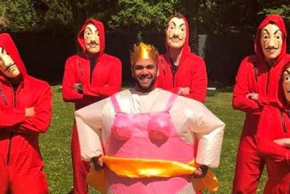 Los atracadores de 'La casa de papel' invitados al cumpleaños de Dani Alves