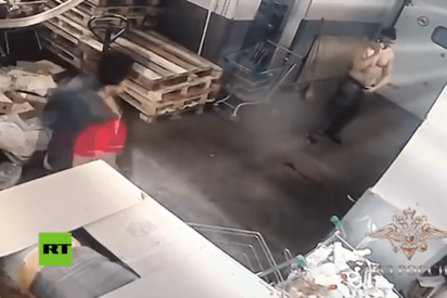 Empleados de un supermercado propinan esta brutal paliza a un cliente