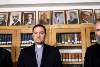 "A veces, al acercarse para dar un beso, Karadima sacaba la lengua y se la pasaba por la mejilla"