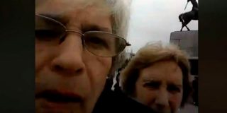 Estas se&ntilde;oras se l&iacute;an para sacar una foto y el v&iacute;deo que graban es &eacute;pico