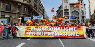 Con estas banderas obligan los tabarneses a quitar el lazo amarillo del ayuntamiento de Colau