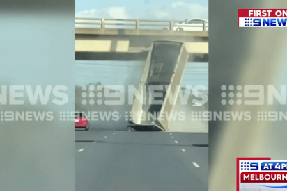 Cami&oacute;n pierde la caja al pasar por debajo de un puente en Australia