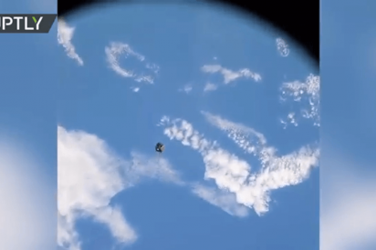 Un astronauta capta este sat&eacute;lite pasando a escasos metros de la Estaci&oacute;n Espacial Internacional