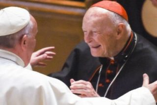 El Papa suspende al cardenal McCarrick por acusaciones "creíbles y sustanciadas" de abusos