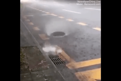 Esta alcantarilla se vuelve 'paranormal' y hace 'break dance' durante una fuerte lluvia